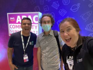 Surprise special guest at the #AWSCommunityAPAC Summit - @ghohpe! (I had to twist his arm to get him to be in a selfie with me and @marksbirch.) 😂 https://t.co/lyvNGq1eiK