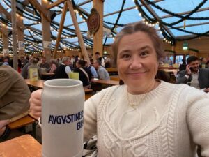 Oktoberfest part 2! Folk dancing and beer and big crowds in the evening… 🍻🎶 https://t.co/Jc8F3NLbRe