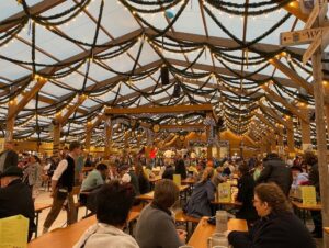 Oktoberfest part 2! Folk dancing and beer and big crowds in the evening… 🍻🎶 https://t.co/Jc8F3NLbRe