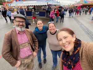 Highlights from our second day at Oktoberfest: multiple tents, Italian football fans, live music, rides, bowling, and a lot of beer… ❤️🍺🎶 https://t.co/F2at582K0i