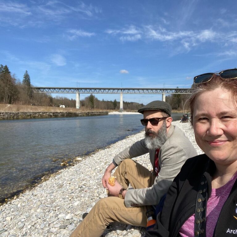 Lunch along the Isar, south of Munich. ☀️❤️🚴‍♀️