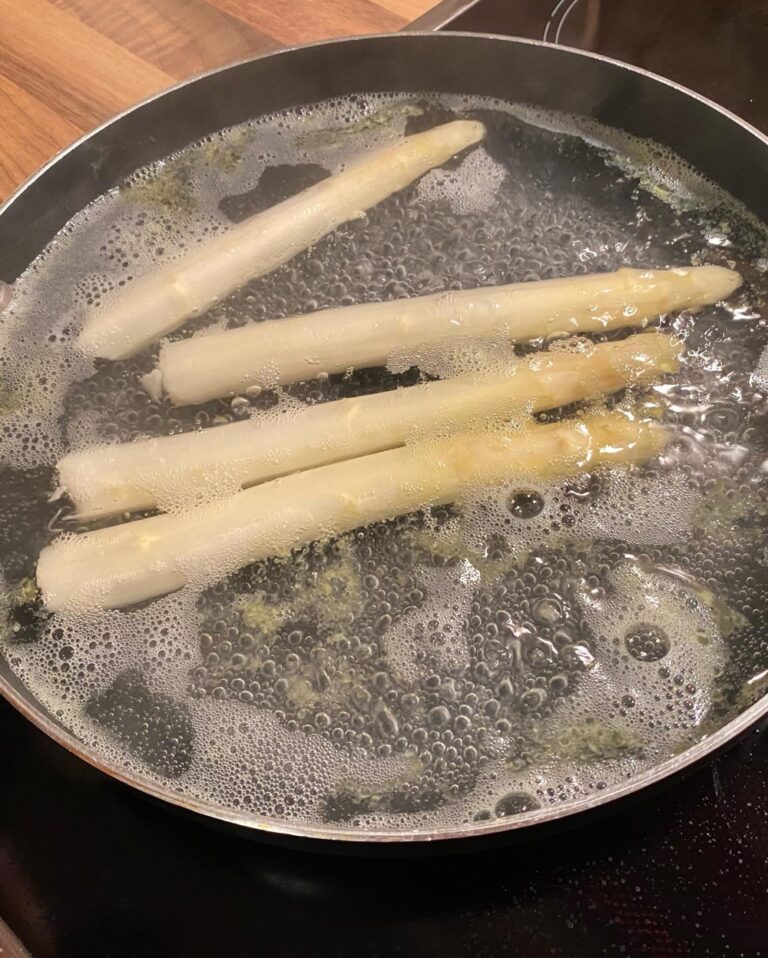 Germans LOVE white asparagus. We’re still a bit early for the proper season, but I couldn’t resist when I saw some in the supermarket. My very own “salt bae” cooked it for us. ❤️