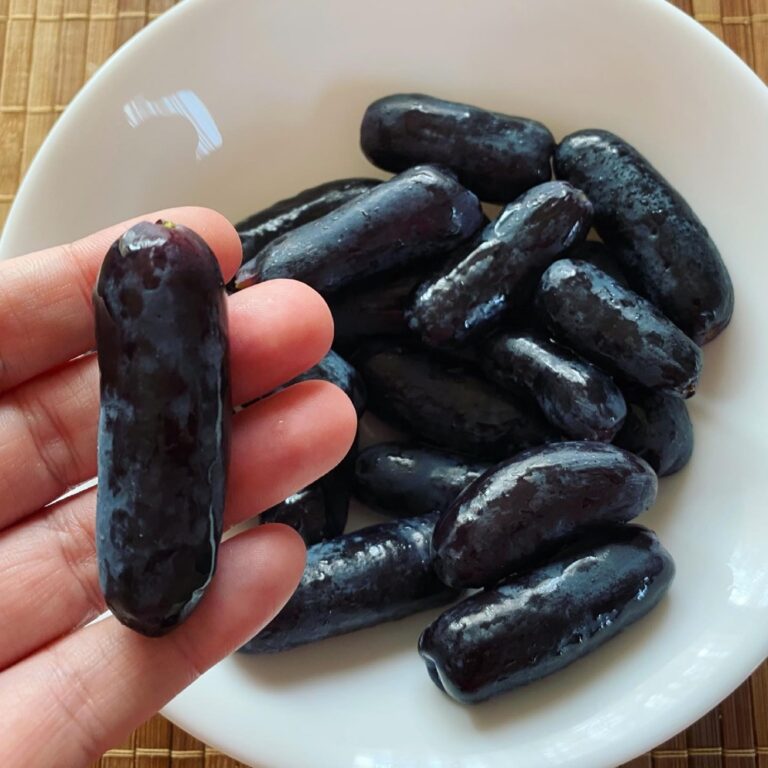 Couldn’t resist these amazing grapes at the greengrocer. They’re huge! I’ve never seen such long grapes before. #tafeltrauben🍇