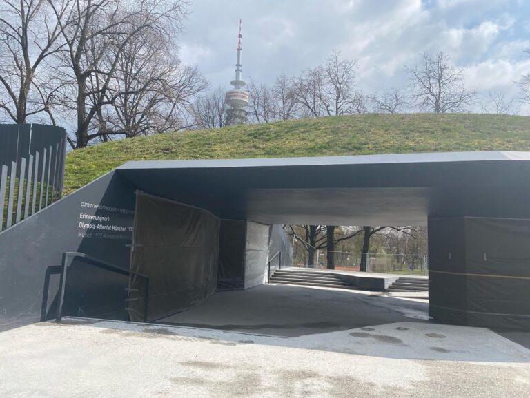 The sun made a valiant effort to peek through the clouds, so I decided to make an effort to get out in it. 18.5km/11.5mi ride to Olympiapark and Luitpoldpark. I also found the 1972 Massacre Memorial...