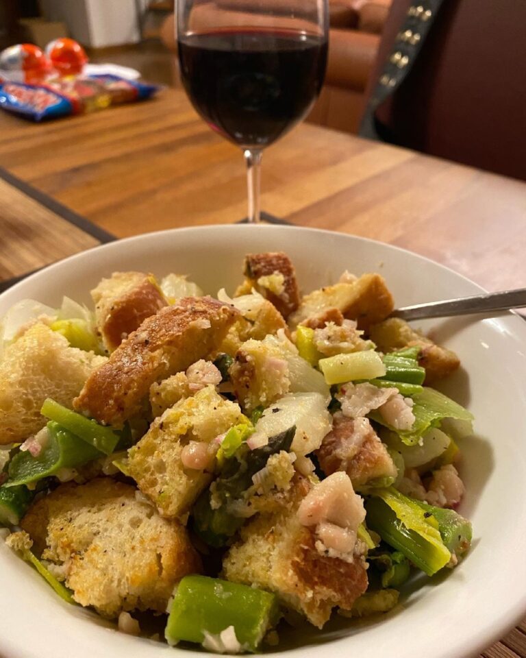 Spargelzeit continues! Spring Panzanella from @smittenkitchen recipe: garlic croutons, white beans, leeks, asparagus (green and white), and vinaigrette... 😍