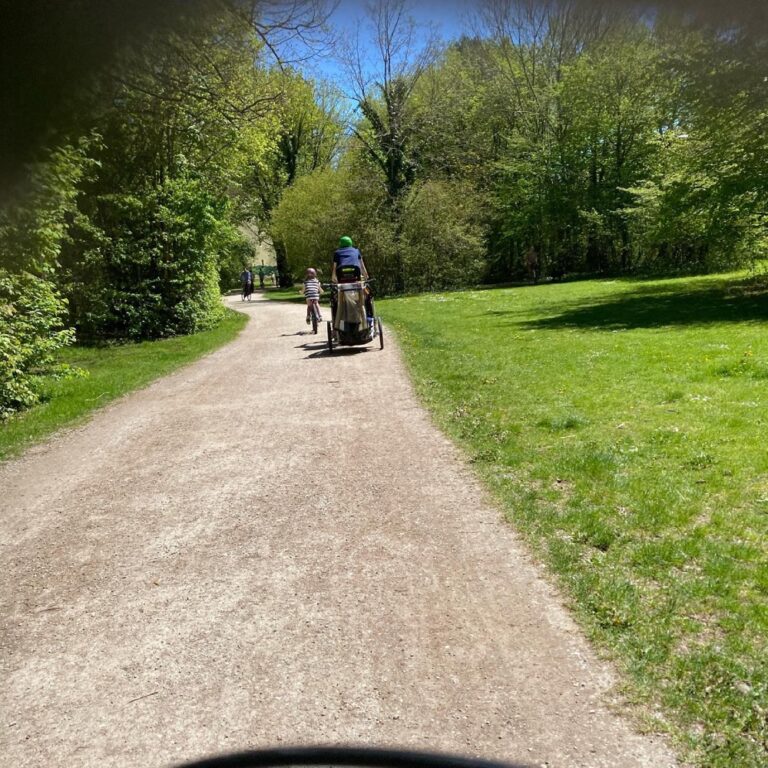 A 30km round trip ride for me today across the city to Messestadt Riem. The Snook met me and we had a picnic, walked around the lake, and climbed the Rodelhügel to see the Alps in the distance. The best part - a 🍺 waiting for me at home! ❤️