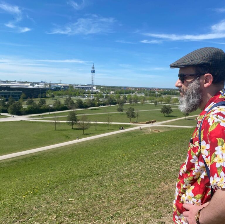 A 30km round trip ride for me today across the city to Messestadt Riem. The Snook met me and we had a picnic, walked around the lake, and climbed the Rodelhügel to see the Alps in the distance. The best part - a 🍺 waiting for me at home! ❤️