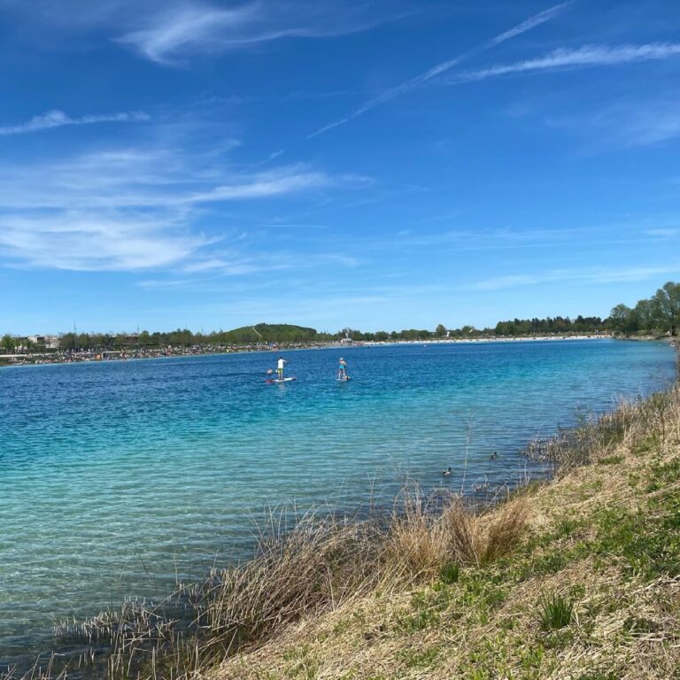 A 30km round trip ride for me today across the city to Messestadt Riem. The Snook met me and we had a picnic, walked around the lake, and climbed the Rodelhügel to see the Alps in the distance. The best part - a 🍺 waiting for me at home! ❤️