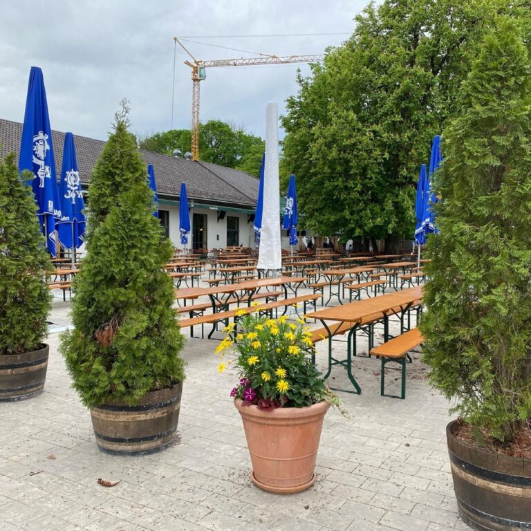 They’ve put the benches out in the Biergarten. All of Munich is holding its breath, waiting for life to resume. Now we just need some sunshine! 😍🍺