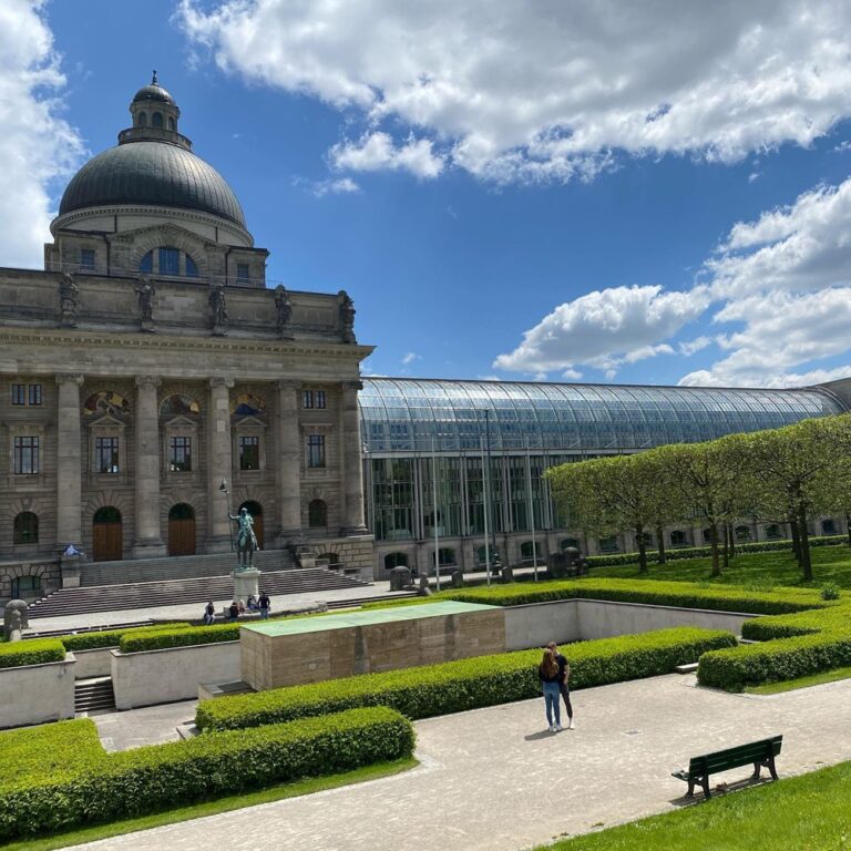 Beautiful day for a ride through Munich! Plenty of surfers on the Eisbachwelle today… 🚴‍♀️🏄☀️