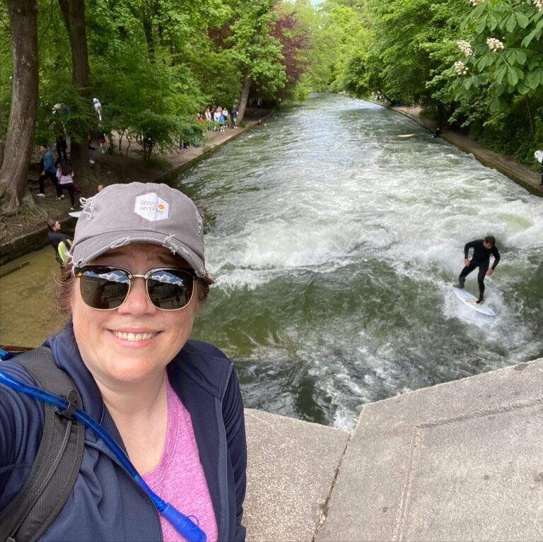 Beautiful day for a ride through Munich! Plenty of surfers on the Eisbachwelle today… 🚴‍♀️🏄☀️