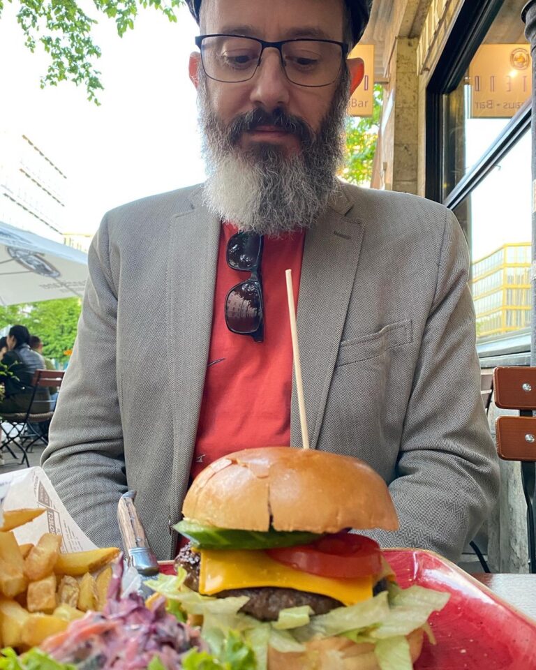 A positively Antipodean amount of salad on that cheeseburger… (but no beetroot.) 🍔