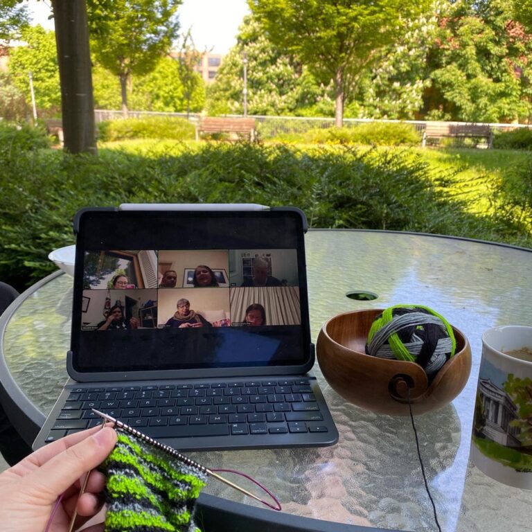 It’s a public holiday in Bavaria and the sun is shining, so I’m on the terrace dialling in to my Sydney knitting group. ❤️🧶☀️