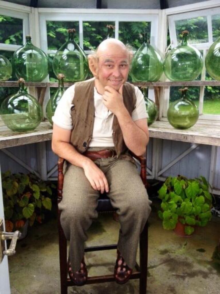 RT @davidwalliams: Here is a picture of me as the great @roald_dahl 's BFG. Happy #RoaldDahlDay x http://t.co/zq8DSIhzSu