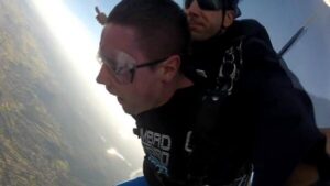 RT @garethrhughes: Why am I working when I should be doing more of this? #skydive http://t.co/KY6JherjGh