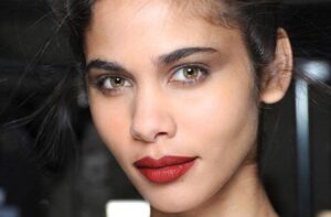 How to Rock Dark Lipstick Without Looking Like a Goth http://t.co/6rTy5wQ9bA - Okay but how do I keep it ON MY FACE?! http://t.co/gk0UbWECQ5