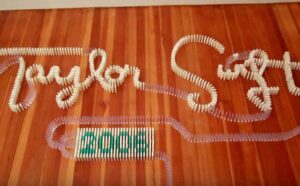 Taylor Swift gets epic domino tribute from fan http://t.co/RdRQaxDAt8 - Dominoes = mesmerising to me. http://t.co/j8nkSfnwM9