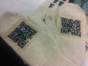 RT @hayleyavw: @web_goddess has the coolest mittens ever!! And she made them herself! https://t.co/OKQnaUxsKn