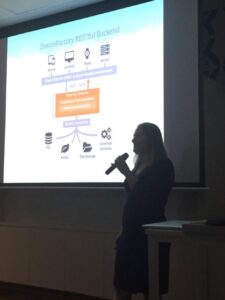 The amazing @jesslynnrose telling us all about @dfsoftwareinc Dream Factory and API automation. #sydjs #ggdsyd https://t.co/VjiwsNkNhi