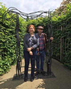 We found our way to the center of Hampton Court Palace's hedge maze! #hamptoncourtpalace https://t.co/9ZbWC383cO https://t.co/BzgT2gYEda