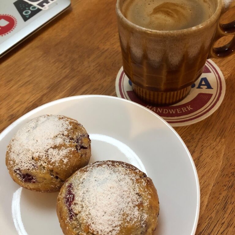 Things that give me joy: raising my first baby Gudetama tamagotchi 🥚👶🏻 (thank you @melissaloh80!!!!) and homemade muffins 🧁 (thank you Snookums!!!!).