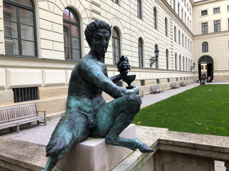 Behold the Queen and King of Bavaria! Highlights from today’s tour of the Residenz palace in Munich.