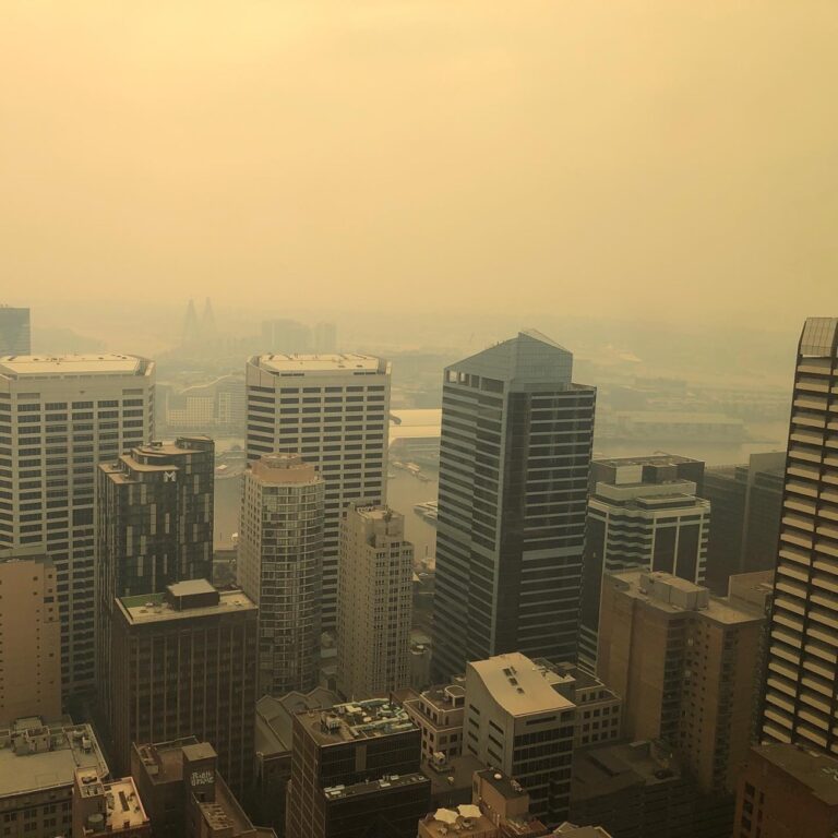 Never seen so many people in Sydney wearing face masks. The smoke is making me feel physically ill. 😷🤮