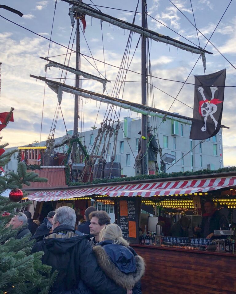 Spent our last afternoon in Köln visiting the Dom and the harbour Christmas market. (I was last in Köln 25 years ago as a student!!)