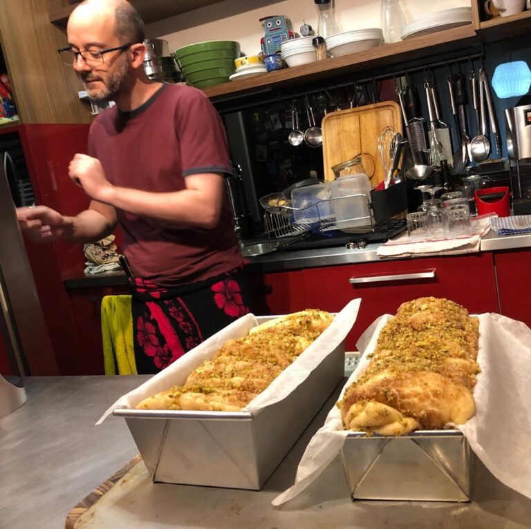 Merry Christmas! It’s all Boney M and Pull-Apart Baklava Bread here... 🎄🎶💃🕺🏻🍞