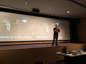 And there's @developerjack showing his lightning talk karaoke skillz. #WCSyd https://t.co/otzza5Pcwv