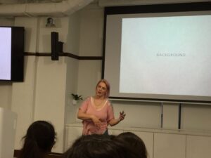 🤘🎤 @sezshares is rocking the Madonna mic. LOVE IT. #GGDSyd https://t.co/t79uGeP8Va