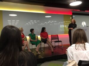 Finishing #ConnectedWomen with a panel: @lorrainemurphy1, @karenlawson2025, @sarah_liu, and moderator @reneegamble https://t.co/tVlsikIitc