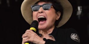 RT @HuffPostArts: Yoko Ono issues rather appropriate response to Donald Trump's election https://t.co/BeGvbrWywZ https://t.co/Ws04vQV5mO