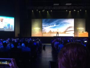 Heh. When @satyanadella comes on stage, the crowd is suddenly filled with mobiles. #MicrosoftDev https://t.co/zDv3yoKsXe