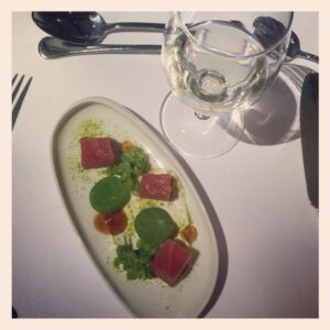 Amuse bouche - Mooloolaba tuna tartare and @logan_wines Apple Tree Flat wine. 😻#hiltonsydn… https://t.co/cAYOv0cZbk https://t.co/wbDmYl4bu7