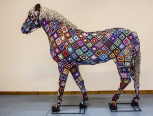 Granny Square horse sculpture is amaaaaazing. Seriously. https://t.co/mdHRcmzqCs https://t.co/1RLzIZQ0Yr