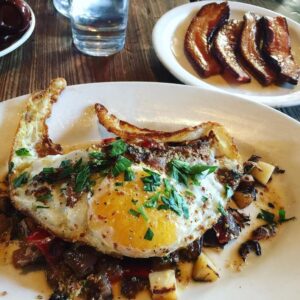 Amazing breakfast at Gjelina! Duck confit hash with duck egg and BACON OF THE GODS. https://t.co/zNThwmnNsY https://t.co/SX1ItAoGP0