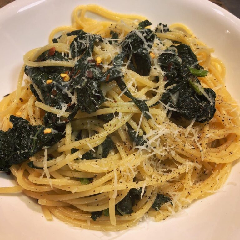 Spaghetti Aglio e Olio with lots of kale...