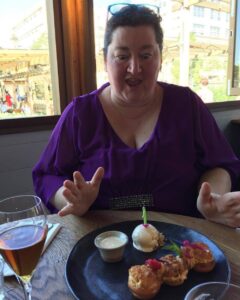 I think @jpofoz was happy with her birthday dessert. 😂 https://t.co/RMzWQePLAR https://t.co/2H24e0SRgA