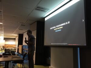 Big crowd excited to learn about functional programming in JavaScript from @bachstatter! #nodesydney @NodeSydney https://t.co/Lsszwn28tu