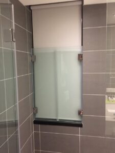 @boundvariable @200ok There's also a window - complete with roller blind - inside the shower. 🤷‍♀️ https://t.co/Snmpa67oyU