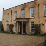 😵 Goddammit LONGBOURN IS FOR SALE. And no, I certainly wouldn't find the local society confined and unvarying. I'll have you know I'd dine with all four and twenty families! - The house from 'Pride and Prejudice' is for sale https://t.co/ydkqnx5p7a via @Home_Beautiful https://t.co/fX2opNMBAD