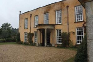 😵 Goddammit LONGBOURN IS FOR SALE. And no, I certainly wouldn't find the local society confined and unvarying. I'll have you know I'd dine with all four and twenty families! - The house from 'Pride and Prejudice' is for sale https://t.co/ydkqnx5p7a via @Home_Beautiful https://t.co/fX2opNMBAD