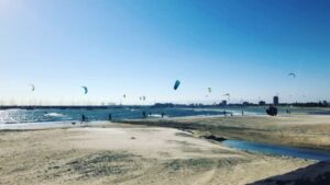 Kite surfers in St. Kilda... https://t.co/FuDtS1iaJs https://t.co/aAhAspJ9CX