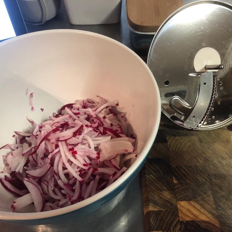 Pulled pork and carrot & radish slaw. True story: we’ve had this food processor like 8 years and I only just discovered TODAY that it came with a julienne disk. 😳