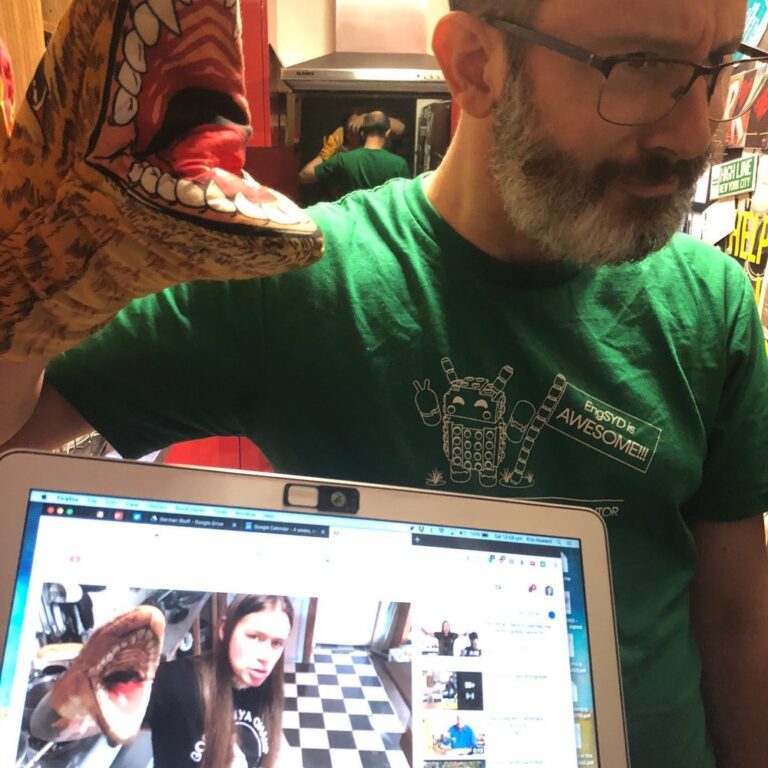 Heh. Realised today we have the same thylacine oven mitt (and checkerboard tile floor) as @nats_what_i_reckon! #onya 🤘