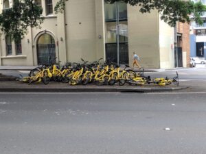 Interesting. The Snook has spotted piles of share bikes around Pyrmont on his way to work today. "Clusters of ofo on Harris in Pyrmont too. Might be the council crackdown starting." @NickyWill100 @ChiefDisrupter https://t.co/OpQAAhRkBx