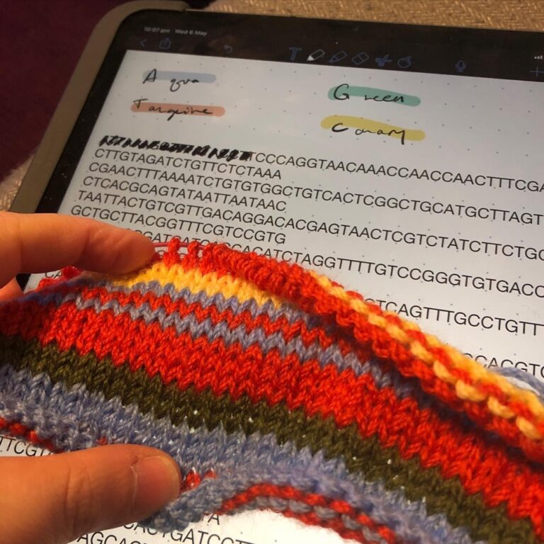 Viral knitting. 🦠+🧶=🧣