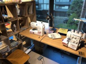 Google have a sewing station set up in their hackerspace. 😍 https://t.co/eUKy41hzvL https://t.co/7MZOj7WXE8