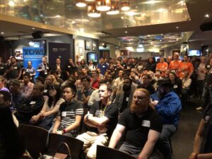 Full house for @glenngore - now if we can only get more lights on him! 😂 #yownight #AWSSumimt https://t.co/vTiMsMoR84